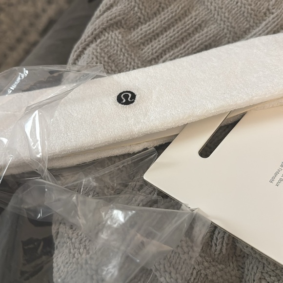 ‼️SOLD‼️ Lululemon White Unisex Cotton Terry Sweatband - Picture 4 of 8